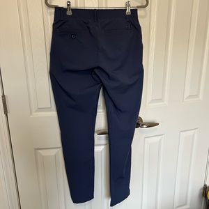 Women’s Under Armour fitted golf pants. Size 6. Blue & black.